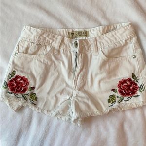 WHITE DENIM SHORTS WITH ROSES